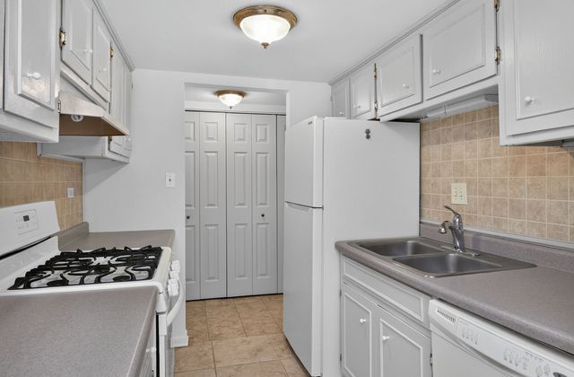 8000 Woodglen Lane 110, Downers Grove, IL 60516