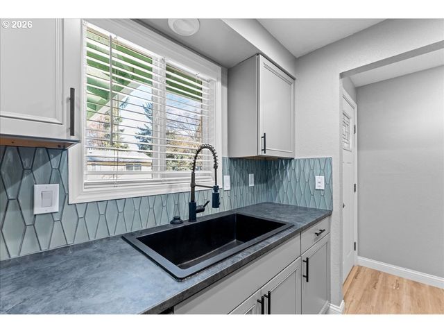 395 STARK St N, Salem, OR 97303