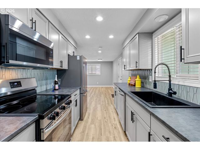 395 STARK St N, Salem, OR 97303