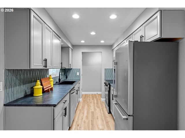 395 STARK St N, Salem, OR 97303