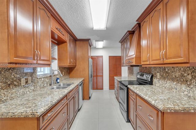 5560 W 6th Avenue, Hialeah, FL 33012