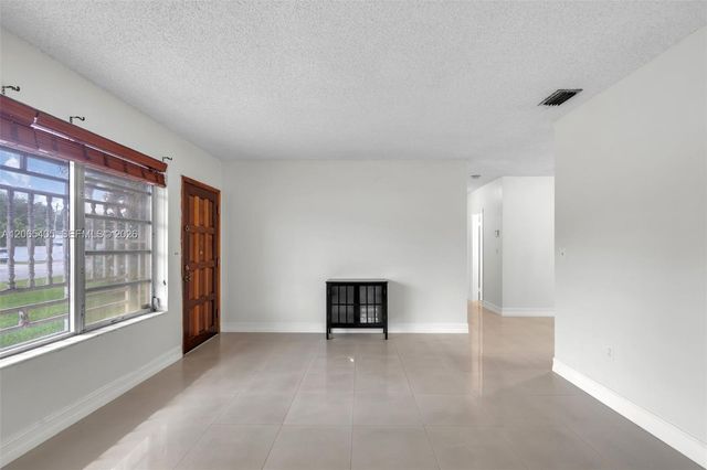5560 W 6th Avenue, Hialeah, FL 33012