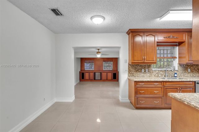 5560 W 6th Avenue, Hialeah, FL 33012
