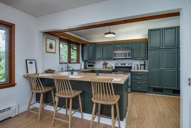 2404 Mayflower Drive, Middleton, WI 53562