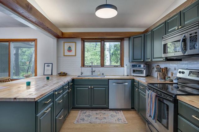 2404 Mayflower Drive, Middleton, WI 53562