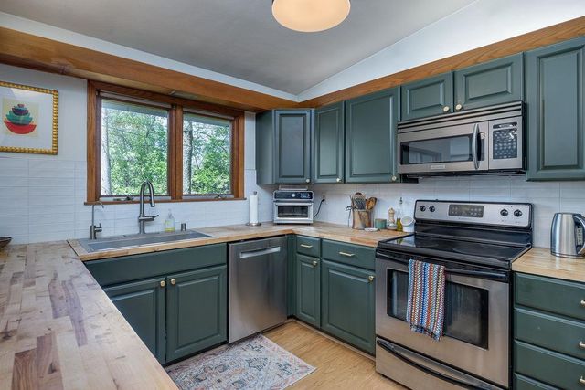 2404 Mayflower Drive, Middleton, WI 53562