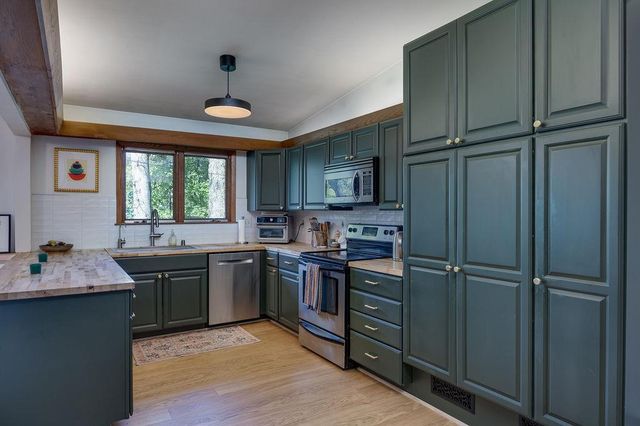 2404 Mayflower Drive, Middleton, WI 53562