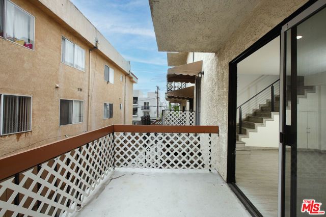 10214 Samoa Avenue 25, Los Angeles, CA 91042