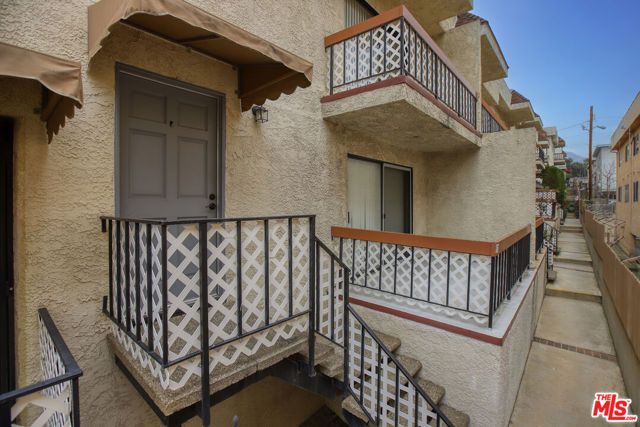 10214 Samoa Avenue 25, Los Angeles, CA 91042