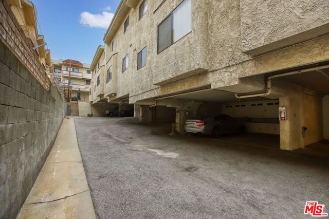 10214 Samoa Avenue 25, Los Angeles, CA 91042