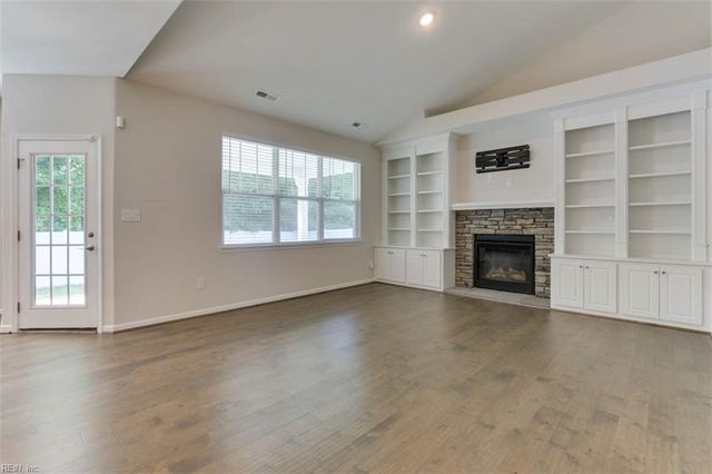102 Bellflower LN, Suffolk, VA 23435