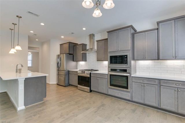102 Bellflower LN, Suffolk, VA 23435