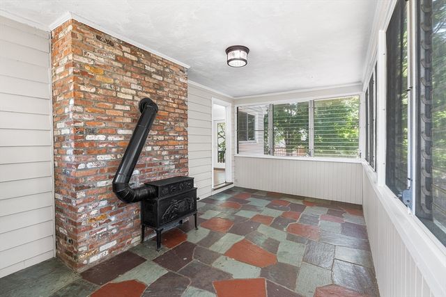 4 June Ln, Newton, MA 02458