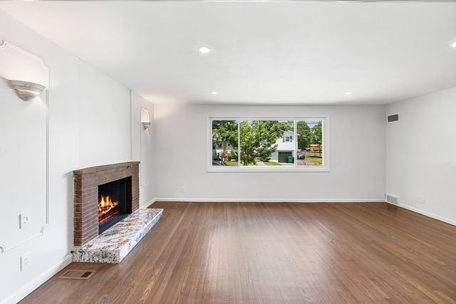 4 June Ln, Newton, MA 02458