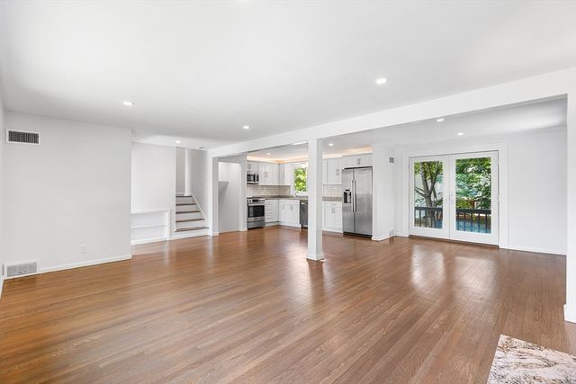 4 June Ln, Newton, MA 02458