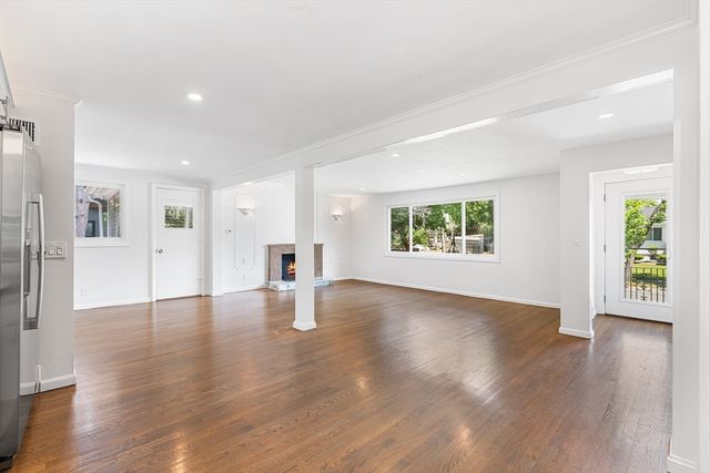 4 June Ln, Newton, MA 02458
