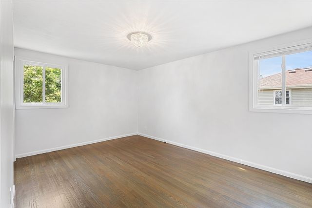 4 June Ln, Newton, MA 02458