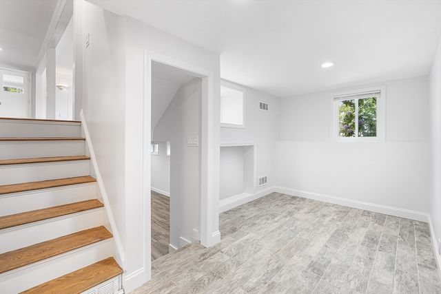 4 June Ln, Newton, MA 02458