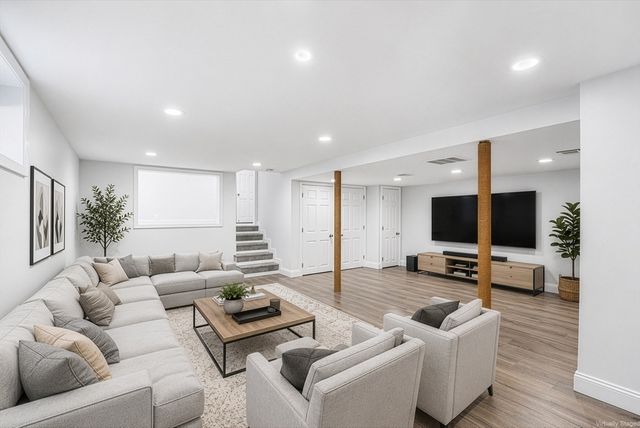 4 June Ln, Newton, MA 02458