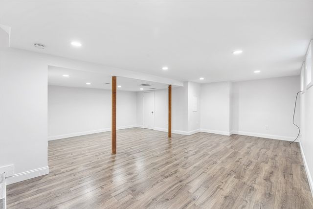 4 June Ln, Newton, MA 02458