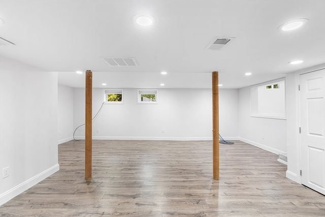 4 June Ln, Newton, MA 02458