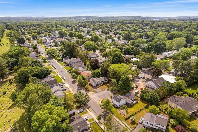 4 June Ln, Newton, MA 02458