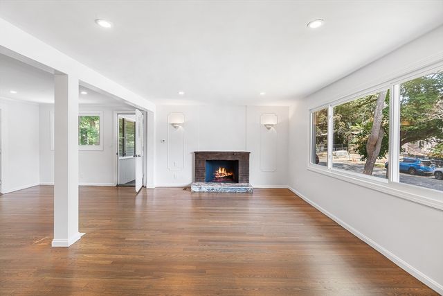 4 June Ln, Newton, MA 02458