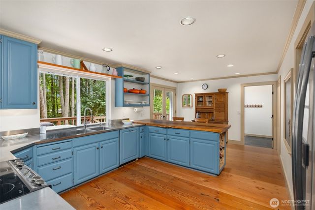 5249 Rose Avenue NE, Bainbridge Island, WA 98110