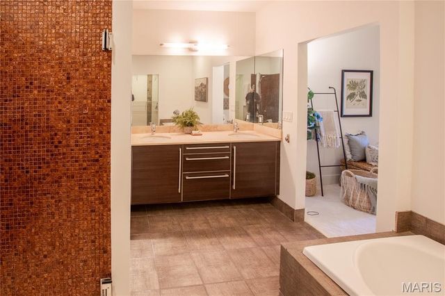 4100 Forest Park 303, St Louis, MO 63108