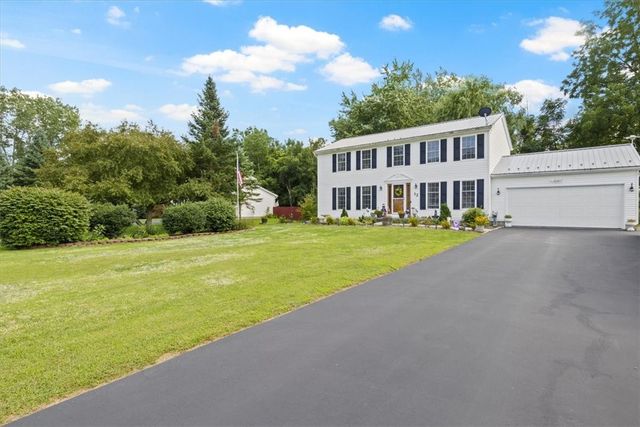 12 Traciann Dr, Hamlin, NY 14464