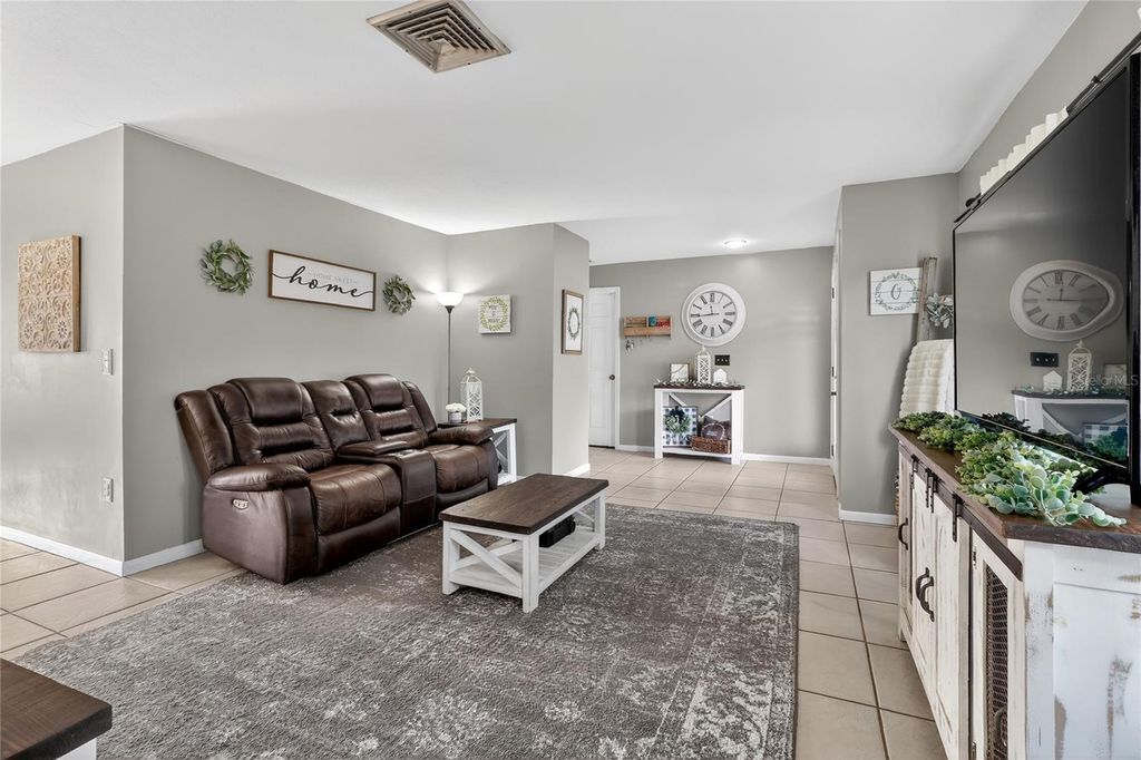 Image 13 of property listing at 4085 OLD COLONY ROAD, Mulberry, FL 33860