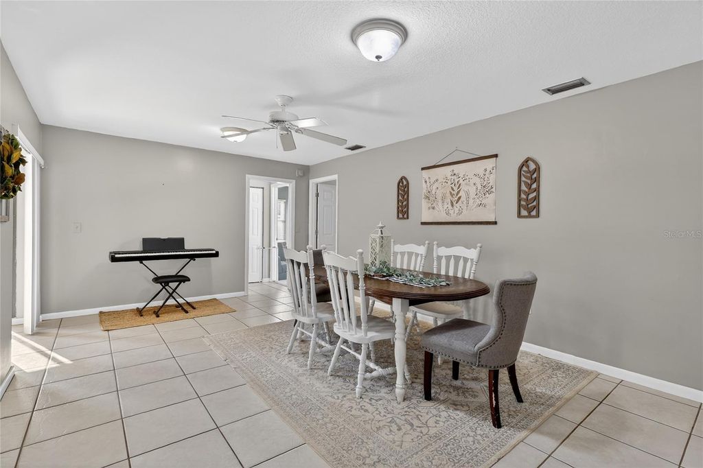 Image 16 of property listing at 4085 OLD COLONY ROAD, Mulberry, FL 33860