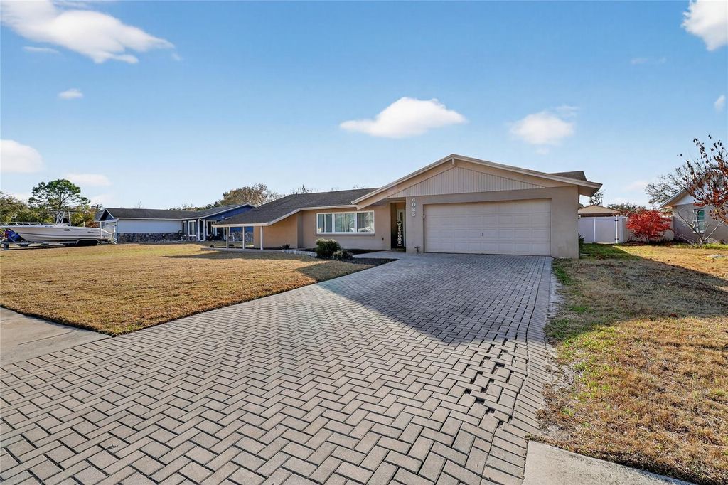 Image 3 of property listing at 4085 OLD COLONY ROAD, Mulberry, FL 33860