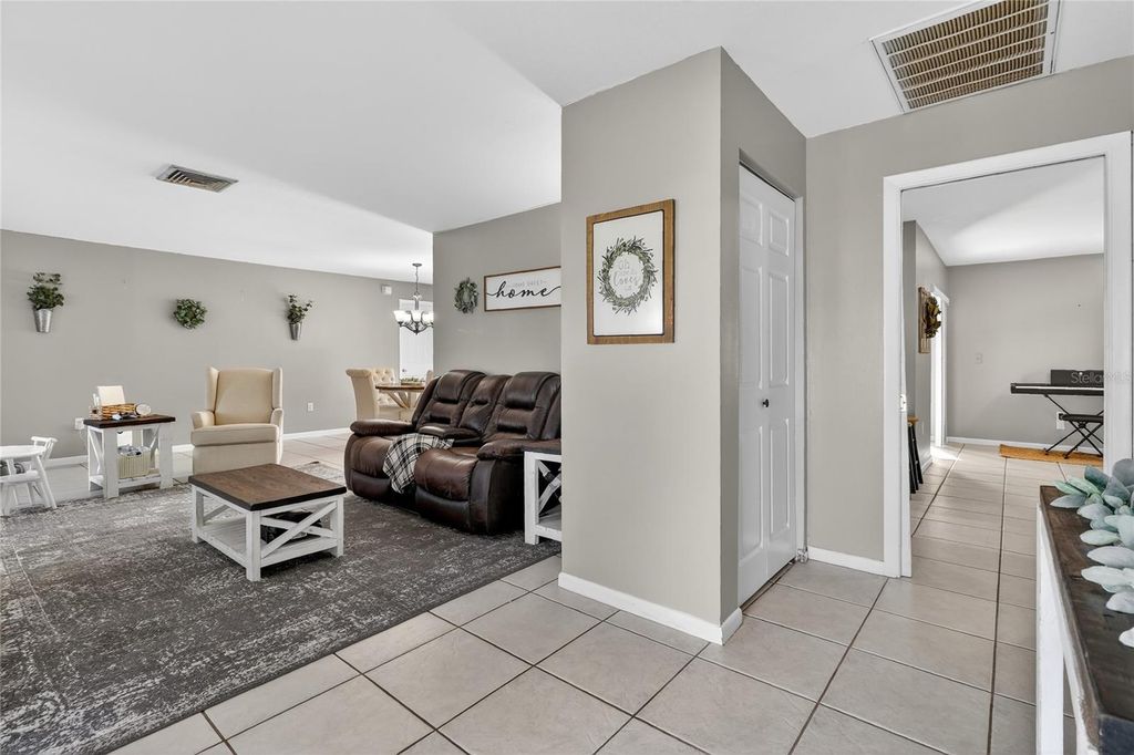 Image 9 of property listing at 4085 OLD COLONY ROAD, Mulberry, FL 33860