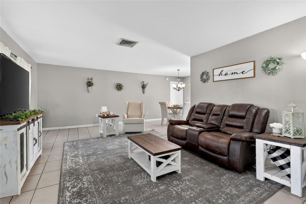 Image 10 of property listing at 4085 OLD COLONY ROAD, Mulberry, FL 33860