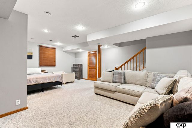 6440 N 105th Street, Omaha, NE 68134