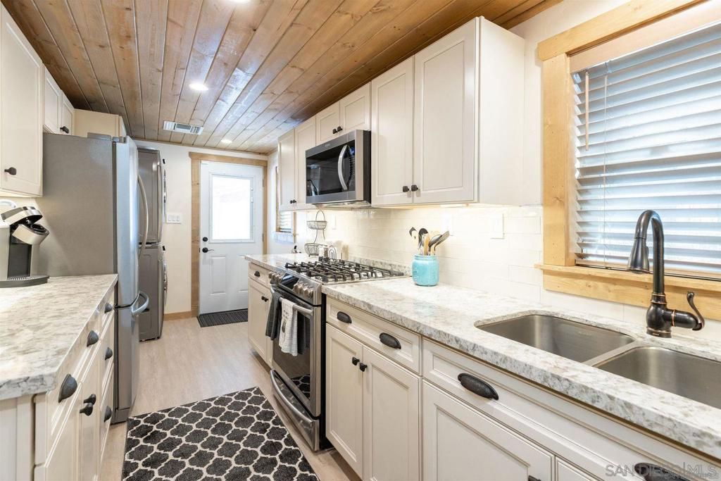 Image 10 of property listing at 42655 Peregrine, Big Bear, CA 92315
