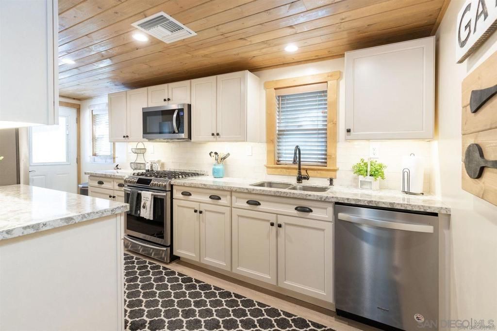Image 11 of property listing at 42655 Peregrine, Big Bear, CA 92315