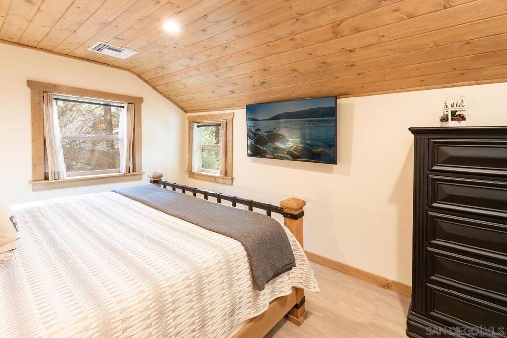 Image 17 of property listing at 42655 Peregrine, Big Bear, CA 92315