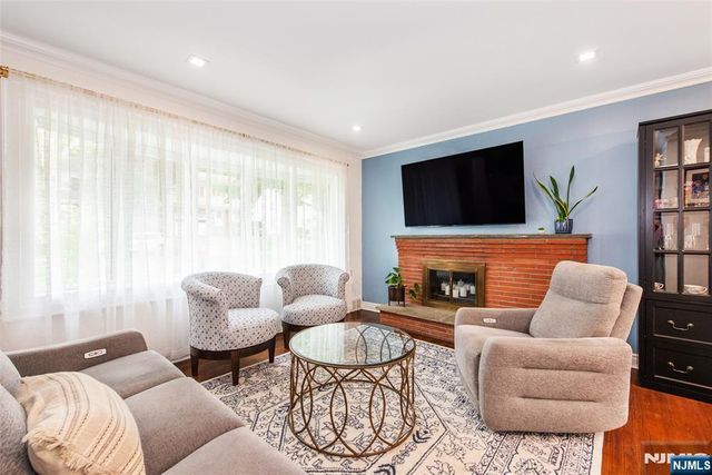 19 Plymouth Place, Roseland, NJ 07068