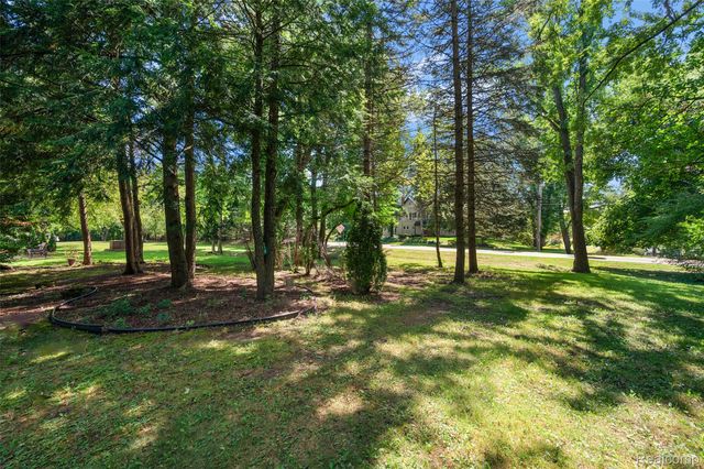 169 E Long Lake Road, Bloomfield Hills, MI 48304