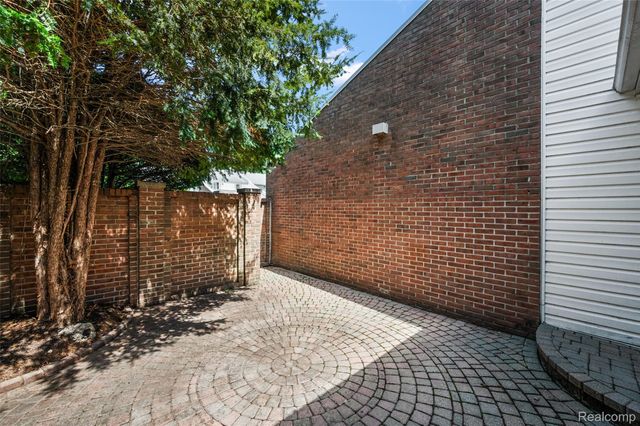 169 E Long Lake Road, Bloomfield Hills, MI 48304