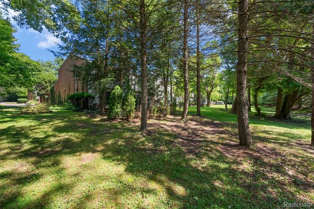 169 E Long Lake Road, Bloomfield Hills, MI 48304