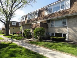 9907 W 58th Street 1, Countryside, IL 60525