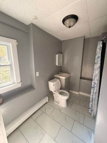 17 Gage St, Fitchburg, MA 01420