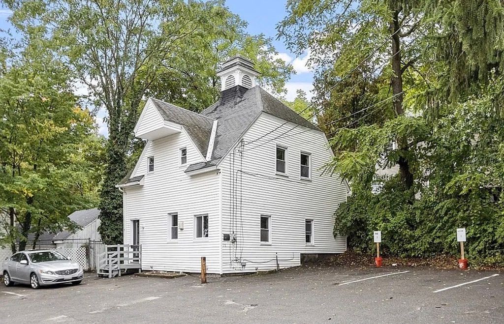 17 Gage St, Fitchburg, MA 01420