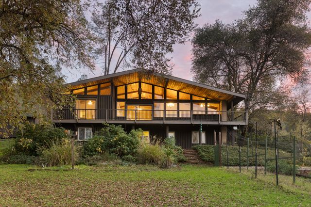 19606 Fish Hill Lane, Redding, CA 96003