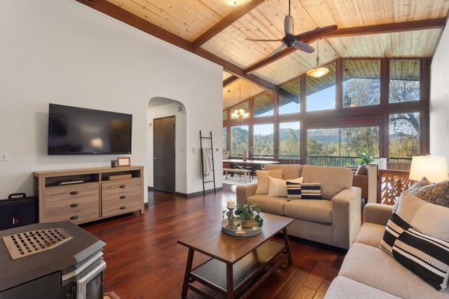 19606 Fish Hill Lane, Redding, CA 96003