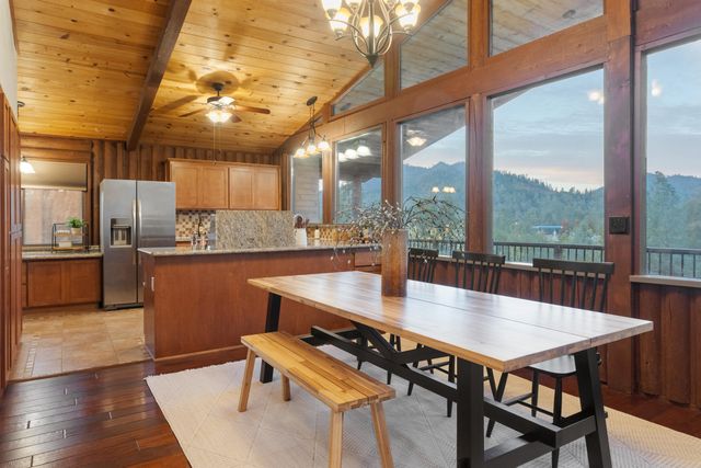 19606 Fish Hill Lane, Redding, CA 96003