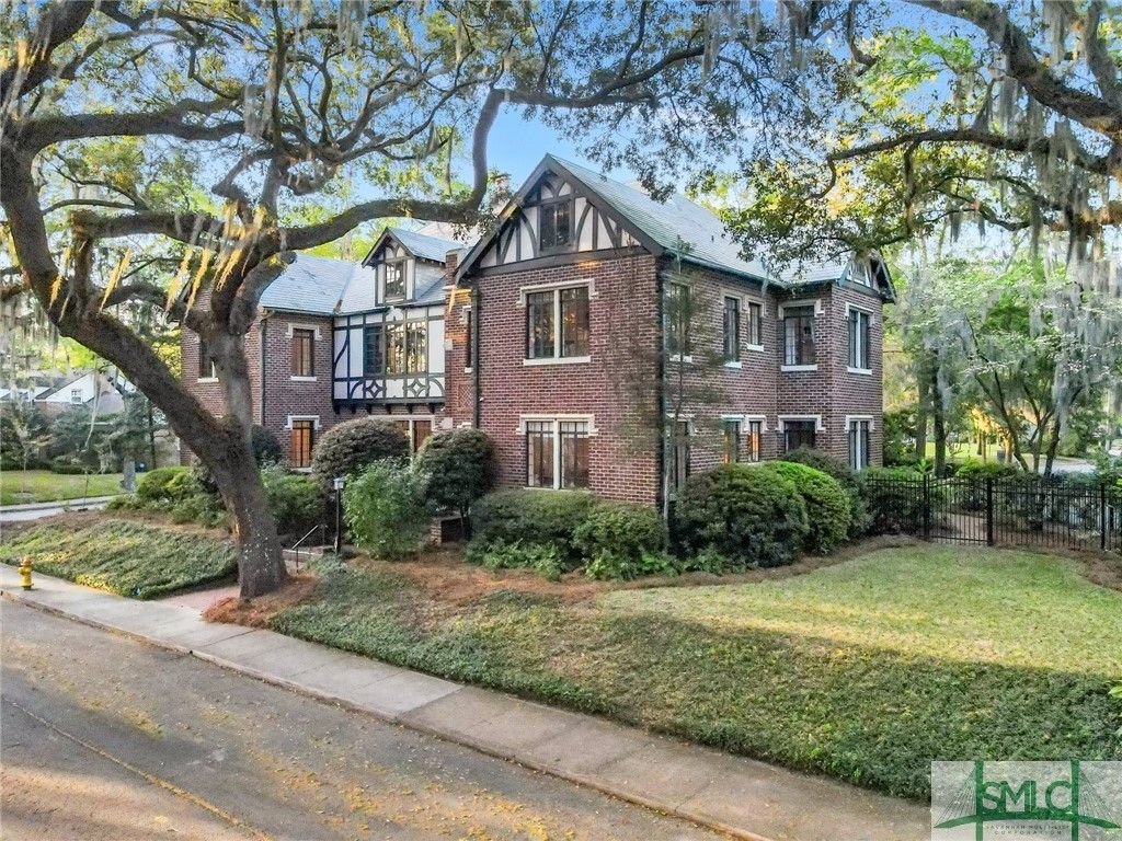 Image 3 of property listing at 302 E 46th Street, Savannah, GA 31405